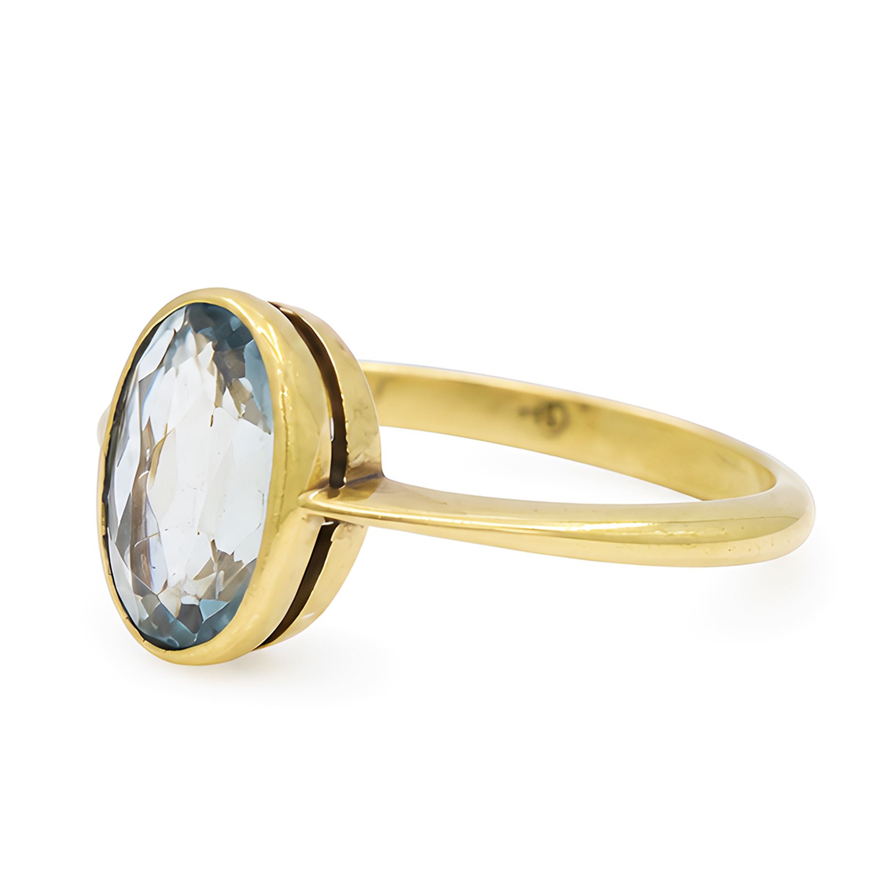 Early 20th century 18ct gold aquamarine ring, set with a single bezel set, oval cut aquamarine of approx 1.05 carat