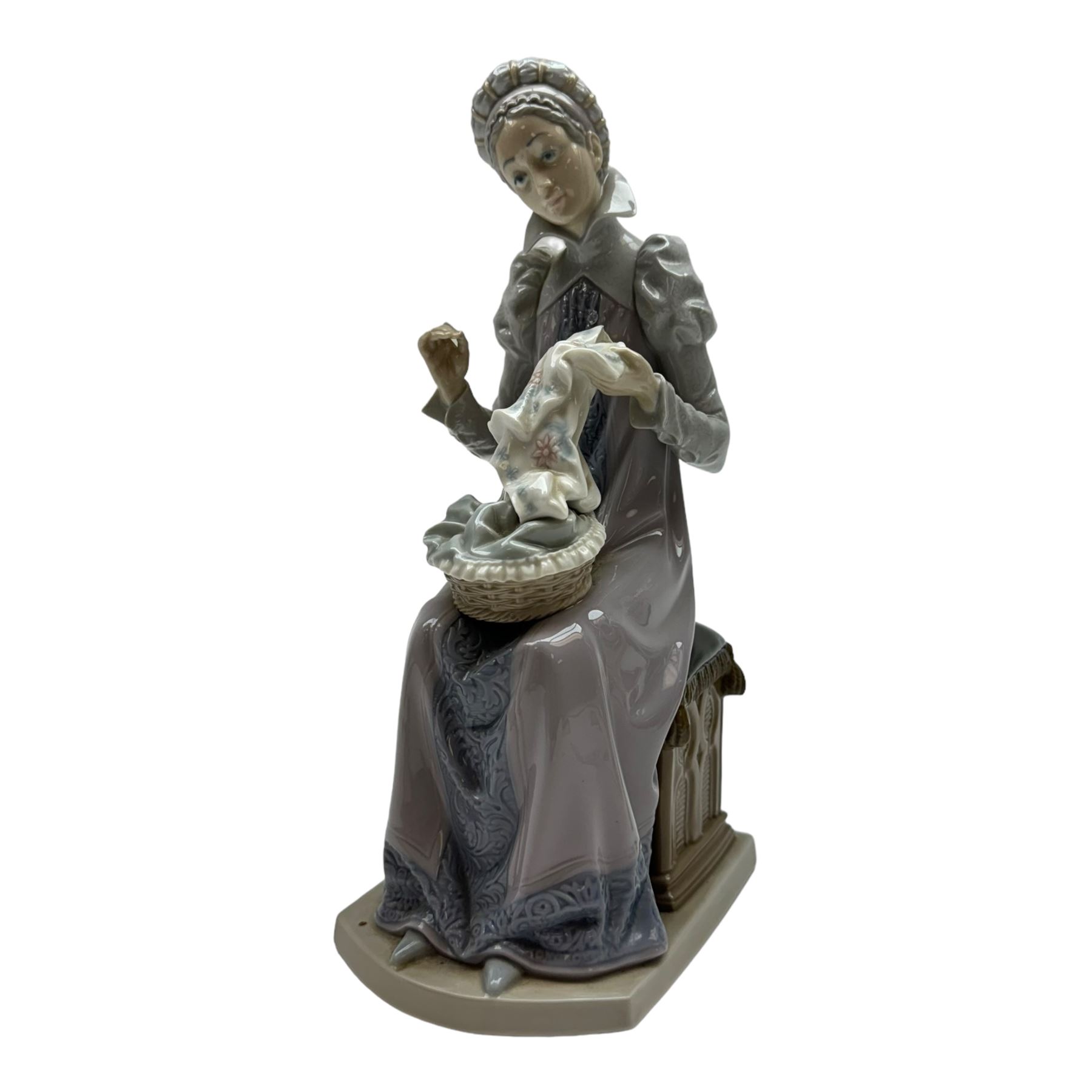 Lladro figurine Sewing a Trousseau, no 5126, H29cm