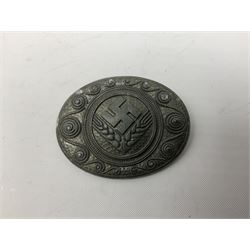 Two WW2 German Army Afrika Korps pith helmet metal side badges; RAD oval metal badge by J.B.u.Co.; WW1 German 1914-1915 bar brooch; and Nienburg War Veteren's Association badge (5)