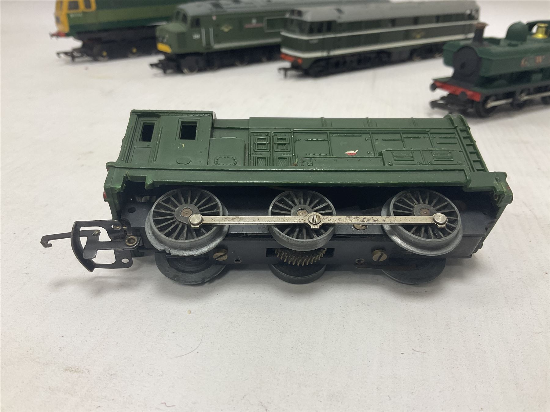 Various Makers ‘00’ gauge - eight locomotives to include G&R Wrenn Class N2 0-6-2T no.2385 in LMS black and Standard Tank Class 2-6-4 no.2679 in LMS crimson; Class 5 4-6-0 no.5112 in black livery; Mainline Railways Class 45 D49 ‘The Manchester Regiment’ in BR green; Airfix Class 31 D5531 in BR green; three further models (8)