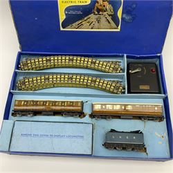 Hornby Dublo - three-rail EDP1 passenger set with Class A4 4-6-2 locomotive 'Sir Nigel Gresley' No.4498 and tender, two coaches, track and controller, boxee.
