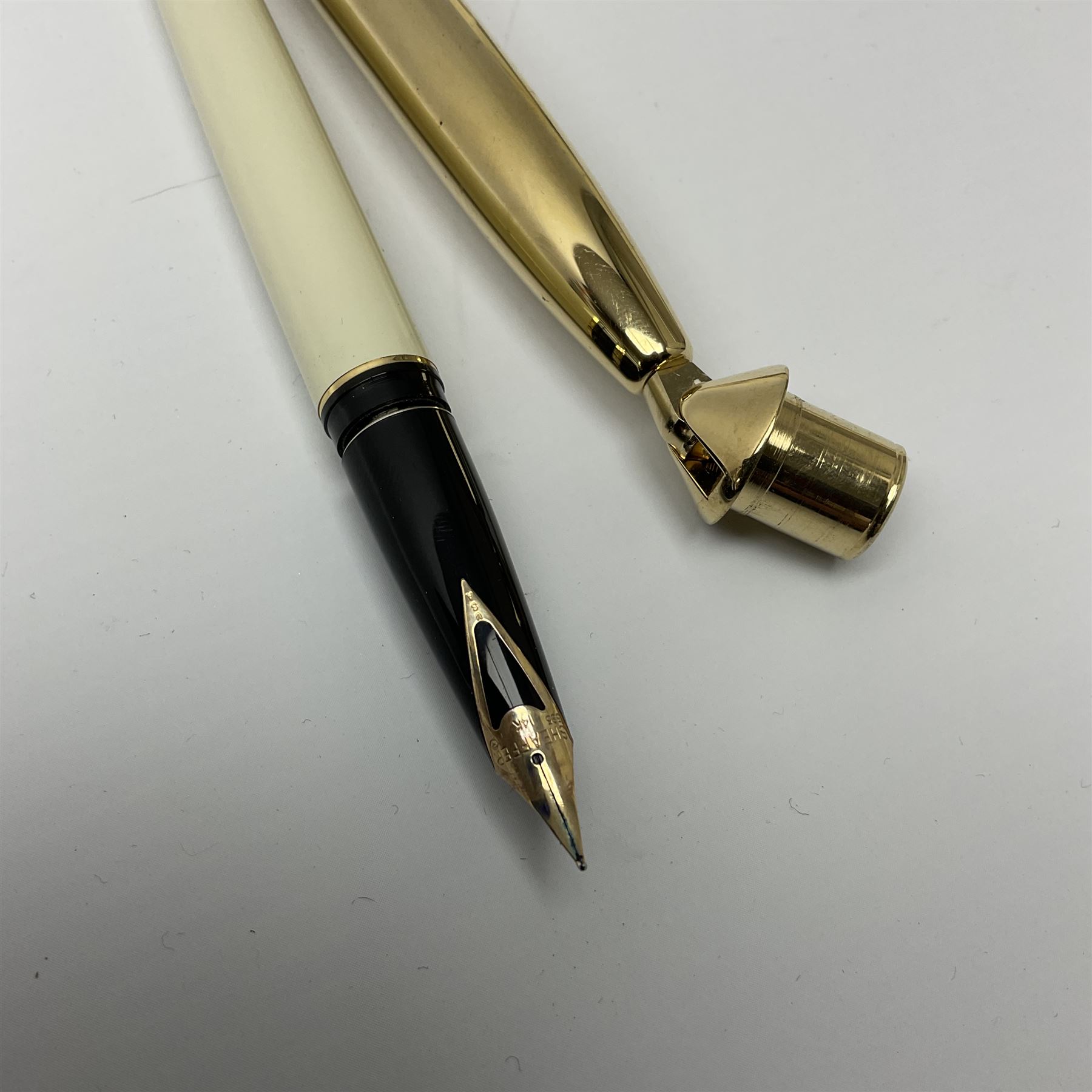A limited edition Royal Doulton Sheaffer desk set, 1584/5000, with 14K gold nib pen, L21cm. 
