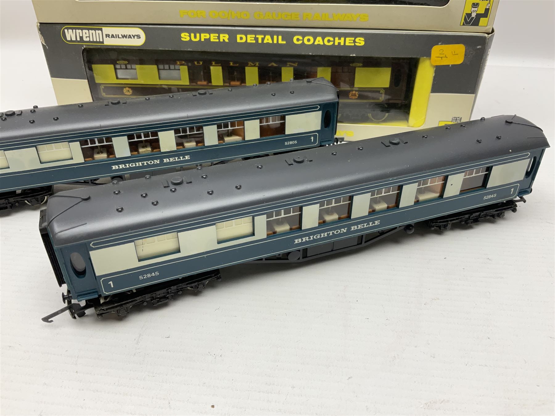 Wrenn '00' gauge - three Pullman passenger coaches 'Vera', 'Audrey' and 'Car No.86'; all boxed; and two 'Brighton Belle' 1st Class coaches Nos.S280S and S284S; both unboxed (5)