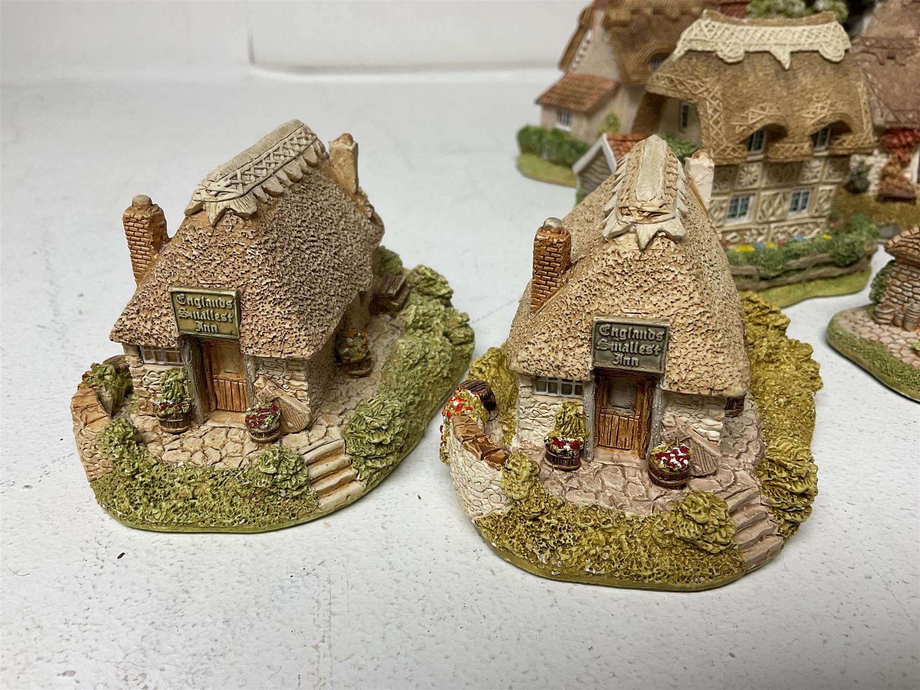 Nineteen Lilliput Lane models, including Dove Tails, Birdlip Bottom, Smallest Inn, Gossip Gate and Beehive Cottage, all with deeds and original boxes (19)