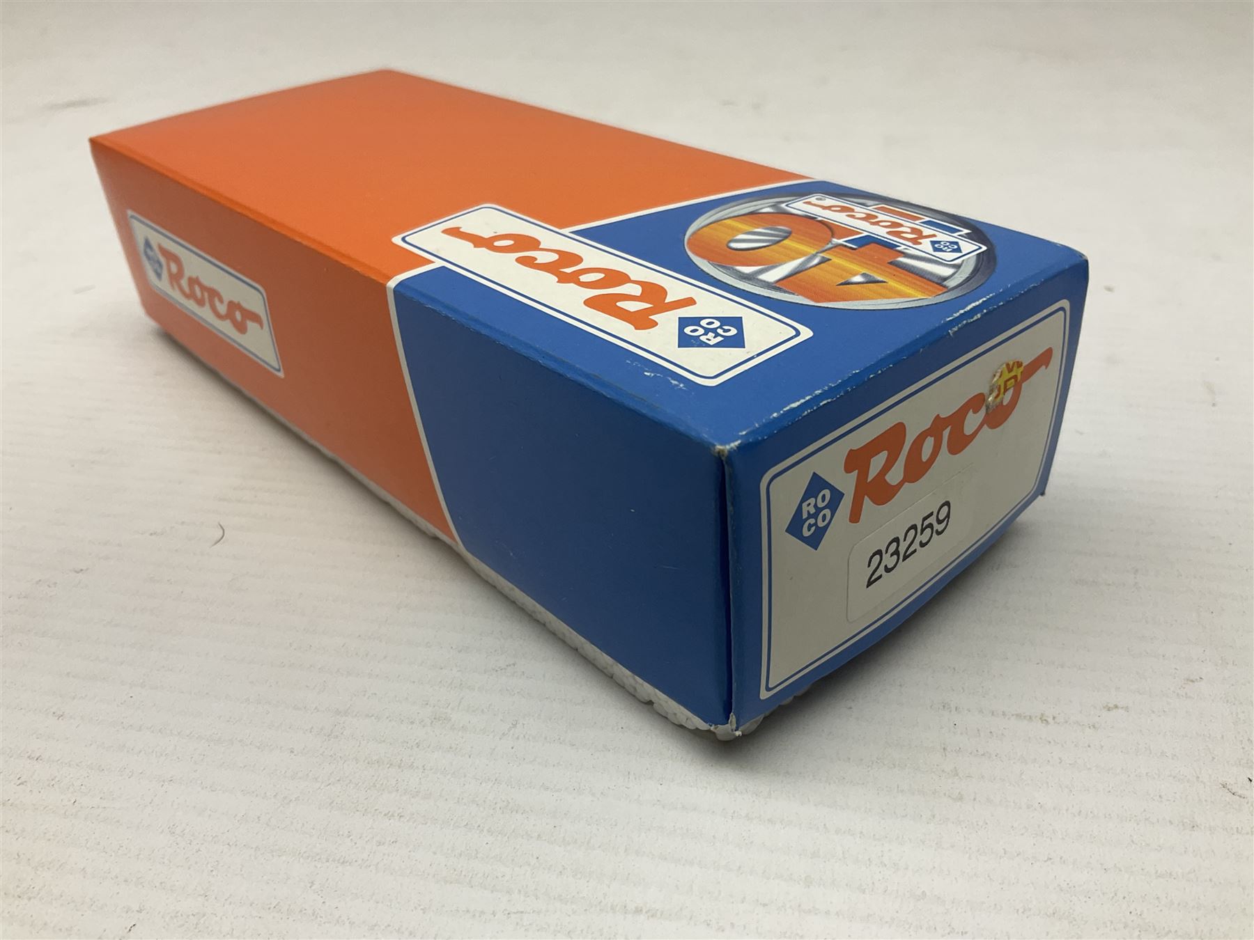 Roco 'N' gauge - 23259 BR 290 German Diesel locomotive and 25307 flat wagon with two containers; both boxed; and two Arnold 'N' gauge passenger coaches Nos.3202 and 3825; both boxed (4)