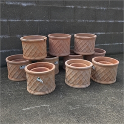  Twenty terracotta cylindrical pots with lattice design, maximum D35cm (20)  