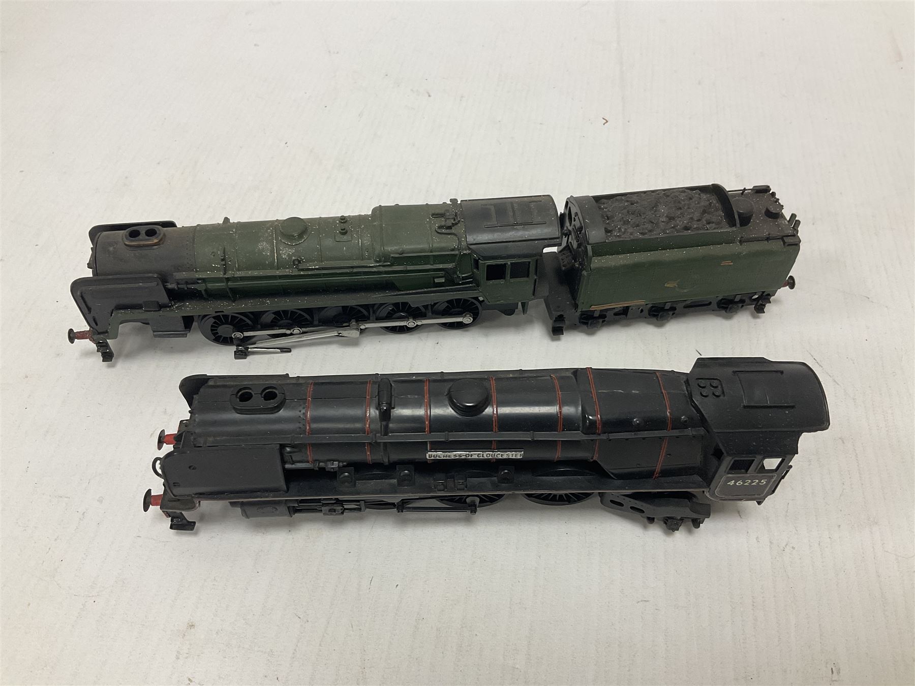 ‘00’ gauge - Airfix locomotive model kits comprising series 4 City of Truro kit and empty series 4 box, series 4 Mogul, two series 4 Harrow kits, all boxed; together with Rosebud Kitmaster Stirling kit and quantity of loose plastic locomotives and tenders from Airfix, Kitmaster, Ratio etc 