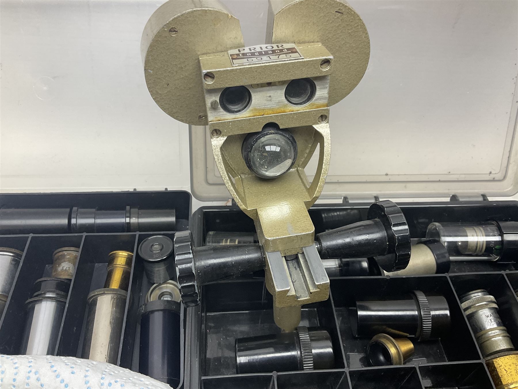 Large collection of microscope lenses, for various microscopes 