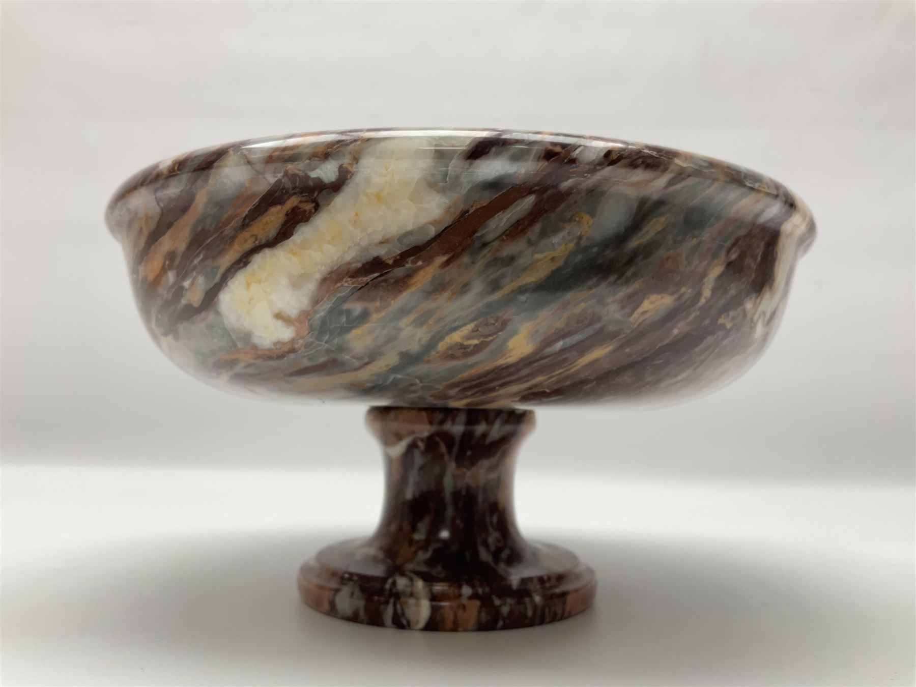 Pink veined marble bowl, of circular form, upon a spreading circular foot, D22cm H12cm