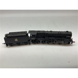 Hornby '00' gauge -Railroad Early BR Class 9F locomotive no. 92027, Class 2P 4-4-0 locomotive no. 40663 and Schools Class 4-4-0 locomotive 'Winchester' no. 30901, all DCC ready (3)