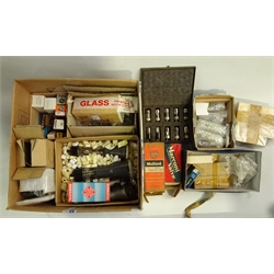  Quantity of radio and other valves, many unused in boxes  
