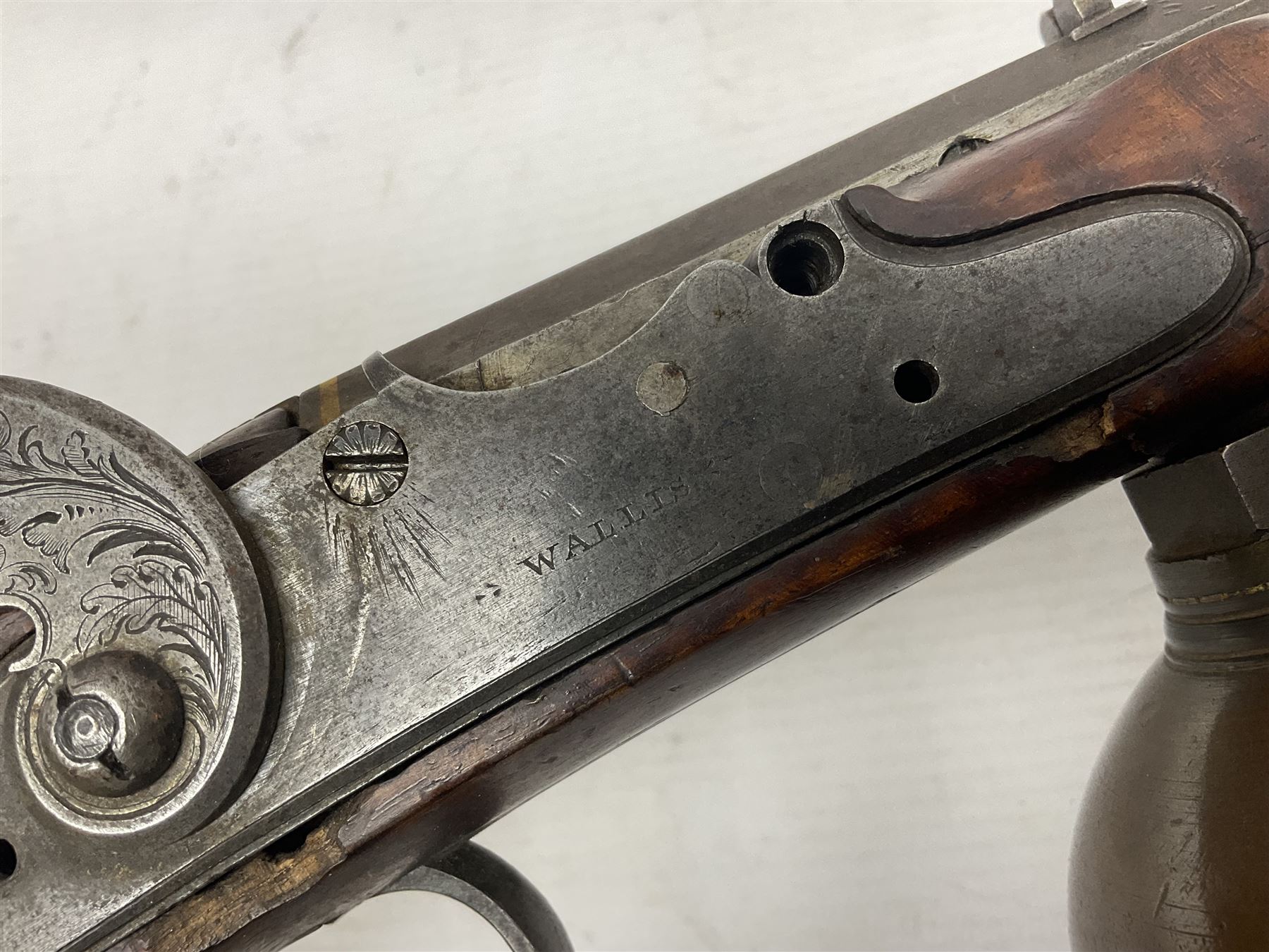 Late 18th/early 19th century Wallis (of Hull) muzzle loading air rifle with medially ribbed copper round ball reservoir, the 86cm (34