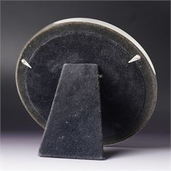 Pair of silver circular photograph frames on easel stands, aperture 12cm Sheffield 1986 and 1990 Maker Laurence Watson & Co