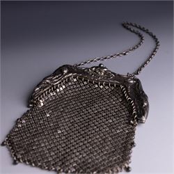 Art Nouveau silver chainmail purse, the silver clasp embossed with poppies, hallmarked Anglo American Plate Co, London 1904/5 and import mark F, H14cm