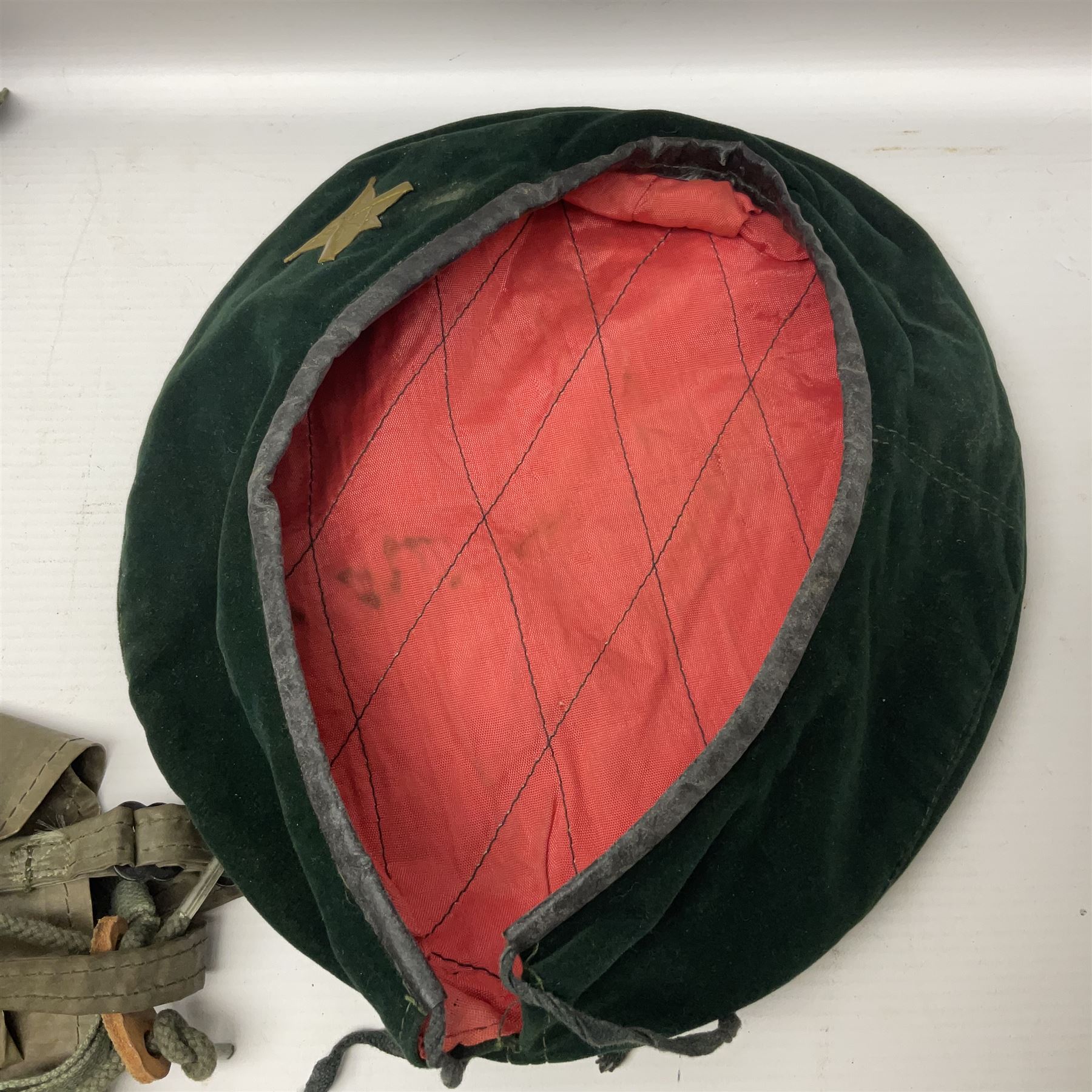 Falklands War - Argentine Special Forces beret with metal badge reputedly taken at Goose Green May 28th 1982 by Cpl. Hudson attached to 2 Para; together with an Argentine Gas Hood (2)