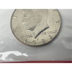 United States of America coinage, including 1876S half dollar (holed), various quarter dollars, 1986 one ounce fine silver dollar, 1988 uncirculated coin set etc