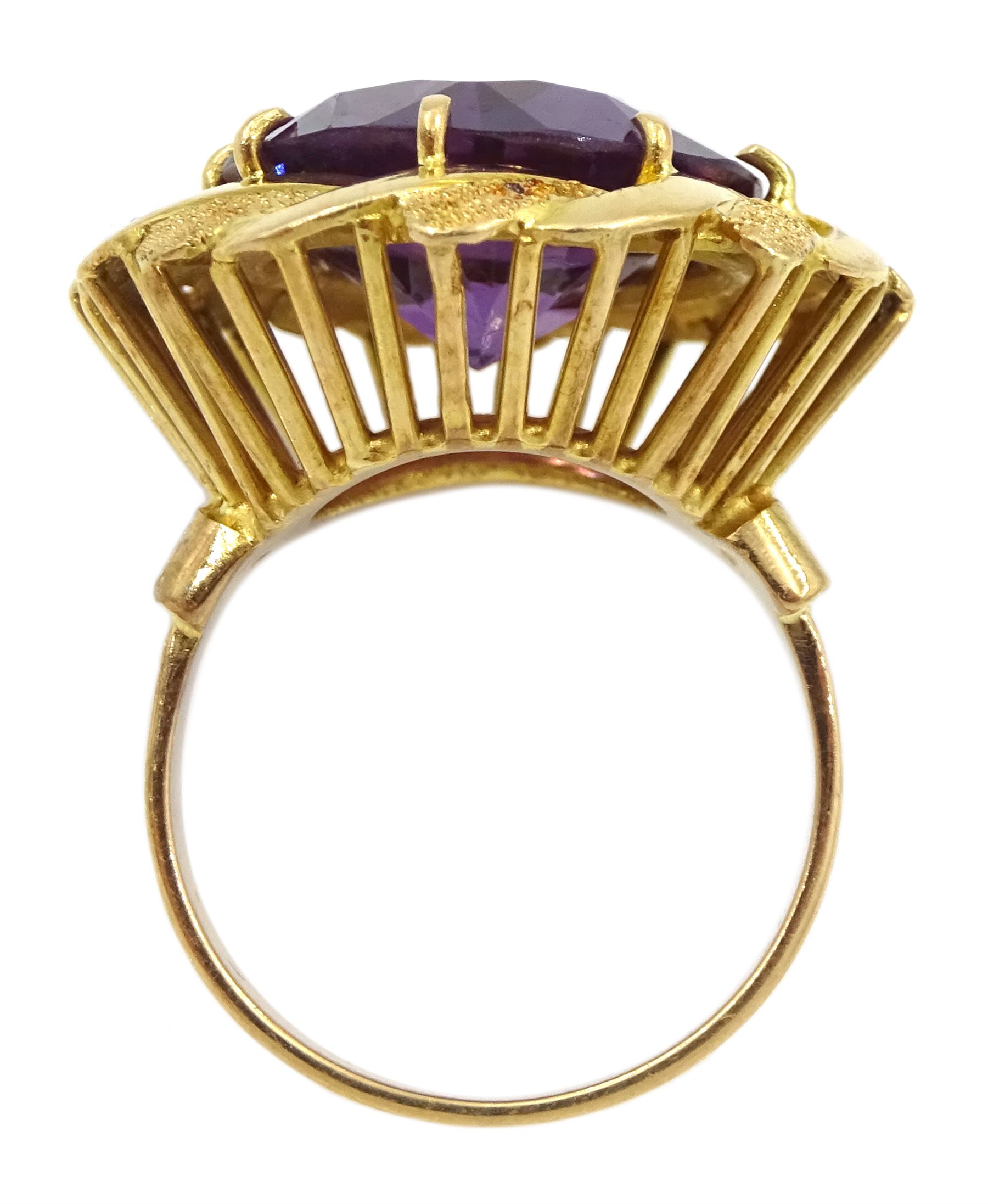 18ct gold circular purple stone ring