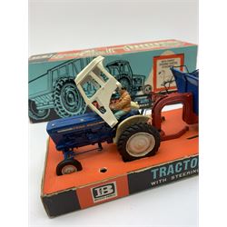 Britains Models - 9630 Ford 5000 tractor and Shawnee Poole Rear Dump with steering attachment and loading spade, in original box with lift-off top and display tray