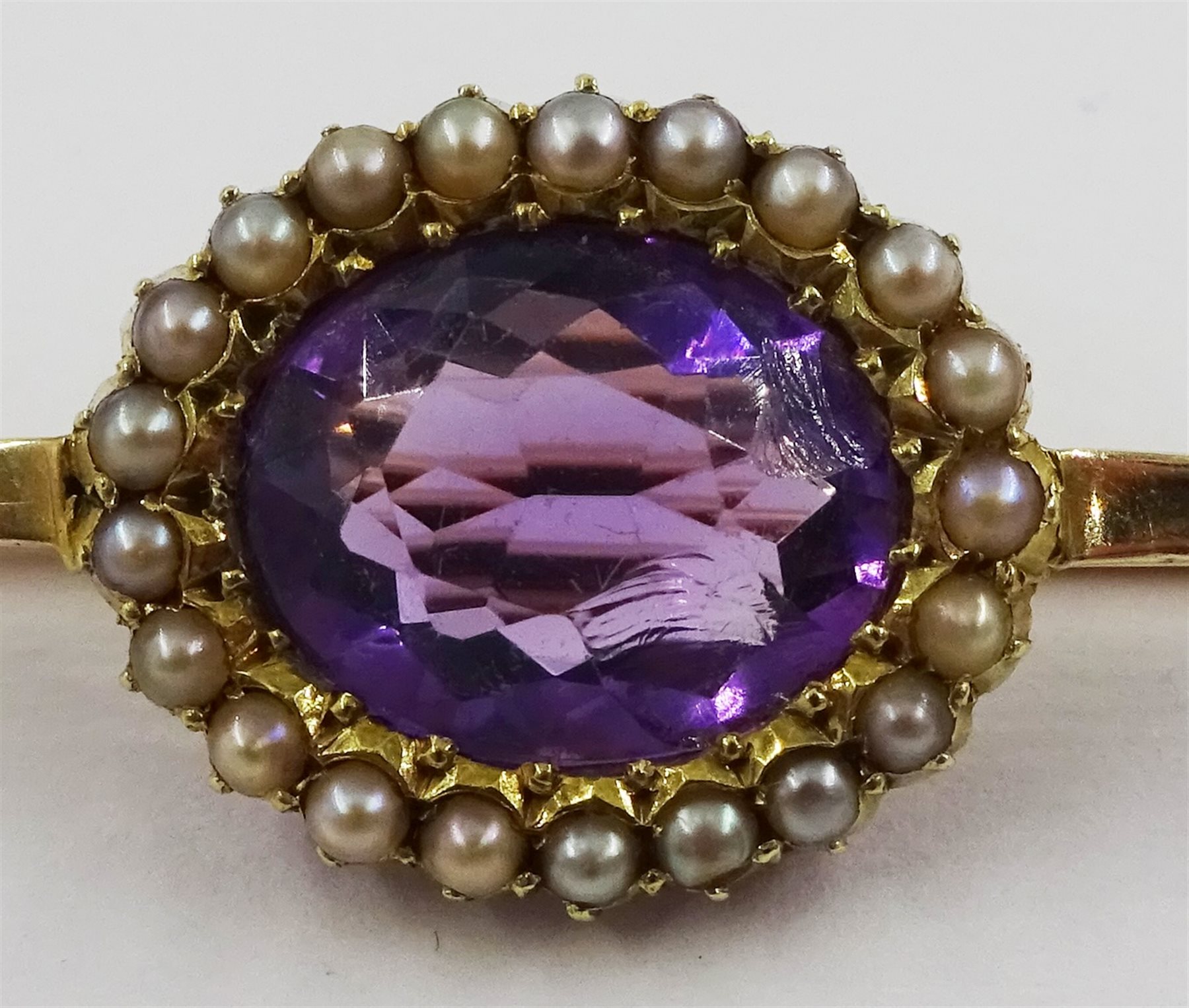 Gold Kambaba jasper ring and an Edwardian gold amethyst and seed pearl bar brooch, both 15ct