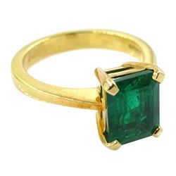 18ct gold single stone emerald ring, the emerald measuring approx 7mm x 8.5mm x depth of approx 5mm, London 2006, in Mappin & Webb box