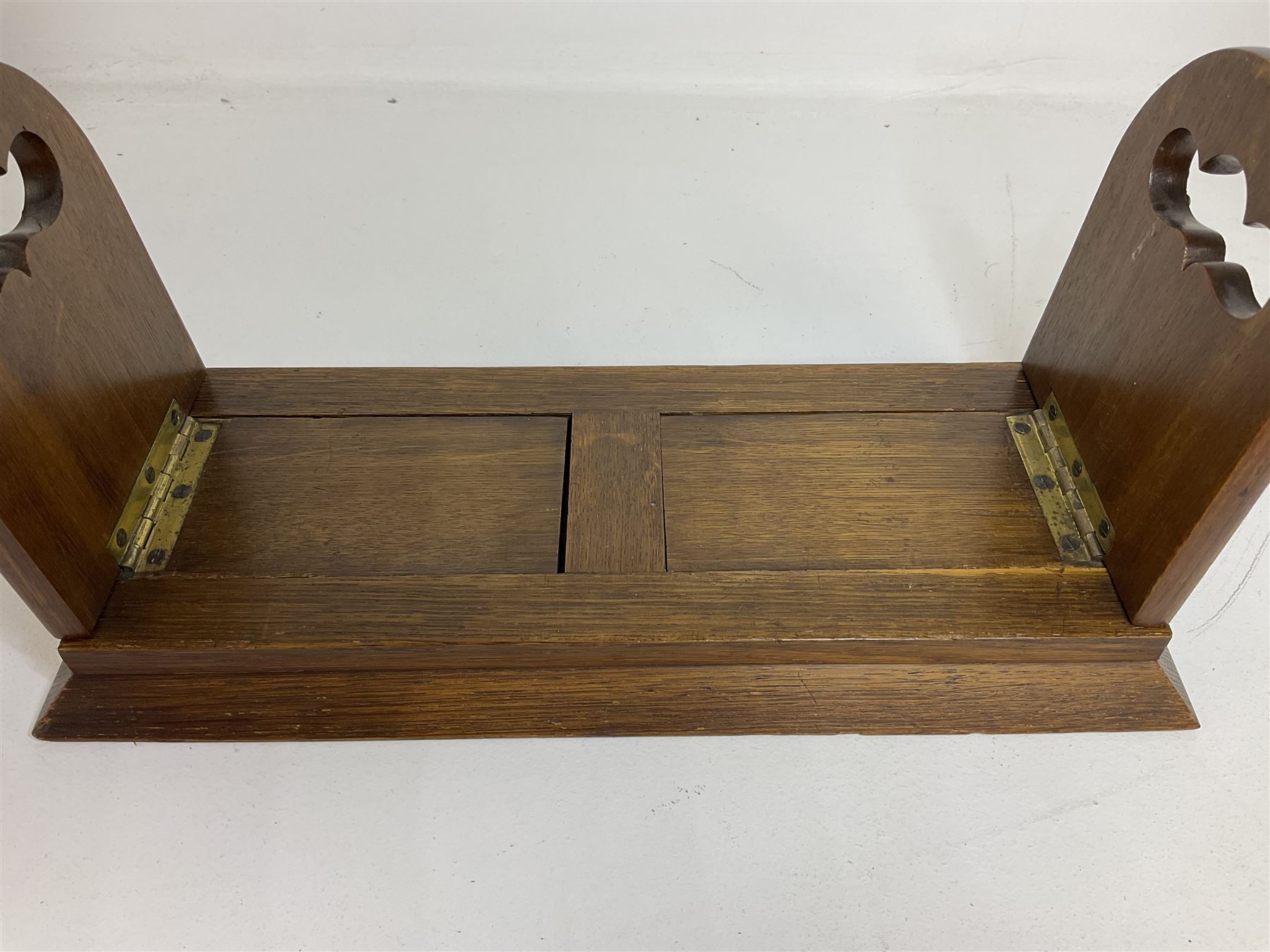 Victorian Betjemann oak book slide, of typical form, the curved hinged and sliding supports with mounted brass Gothic strapwork, stamped Betjemann's Patent 18026, H16.5cm W34cm D15cm