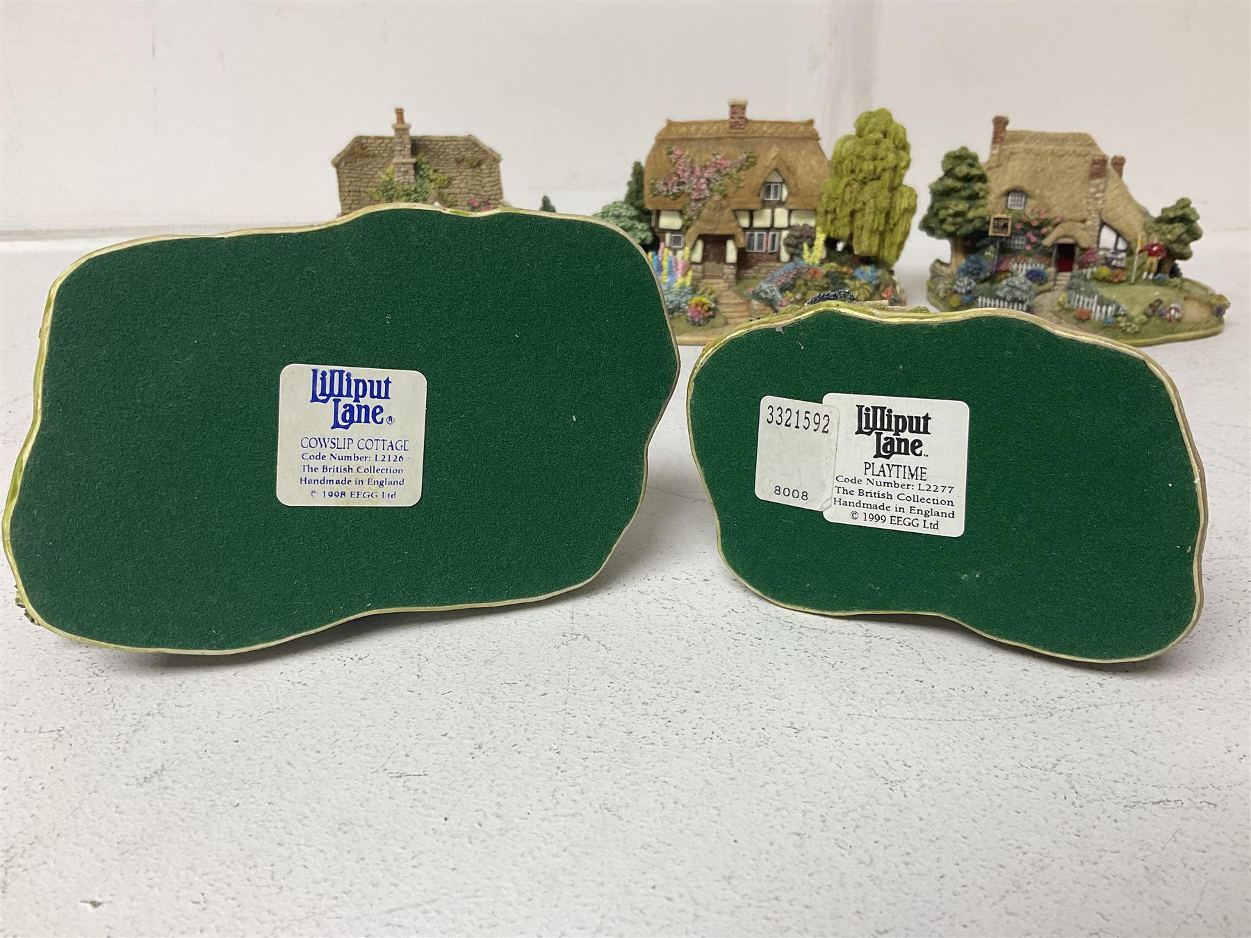 Fifteen Lilliput Lane models, including The Nineteenth Hole, Cowslip Cottage, The Lion Mongers, Going For a Song and Old Crofty, Gossip Gate and Beehive Cottage, all with deeds and original boxes (15)
