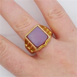 Early 20th century 15ct gold agate shield signet ring, Birmingham 1920