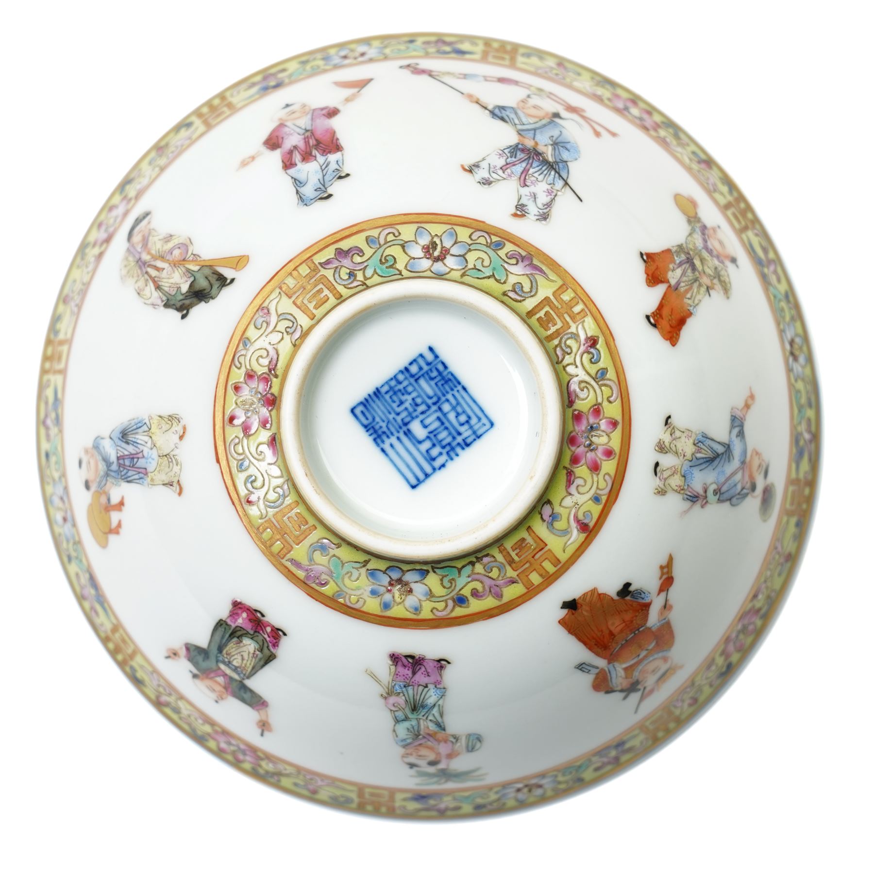 Qianlong style gaiwan bowl and cover, decorated to cover with a poem, and to the bowl with various figures, apocryphal zhuanshu mark to base, H8cm 