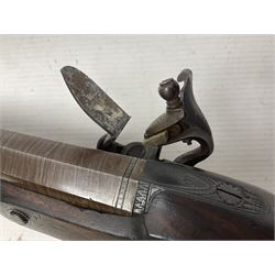 Early 19th century 16-bore flintlock single barrel travelling pistol, the 21.5cm stub twist octagonal barrel with two barrel pins and ramrod under, engraved lock plate with roller frizzen, engraved trigger guard with pineapple finial, walnut stoock with chequered grip L40cm overall