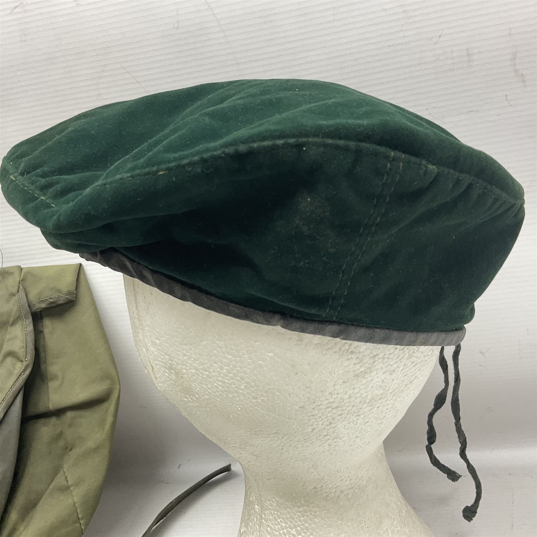 Falklands War - Argentine Special Forces beret with metal badge reputedly taken at Goose Green May 28th 1982 by Cpl. Hudson attached to 2 Para; together with an Argentine Gas Hood (2)