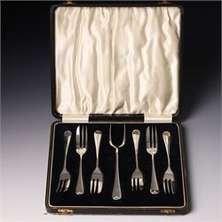 Set of six silver pastry forks and serving fork, cased Birmingham 1931 Maker Arthur Price & Co
