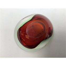 Murano glass Vetreria Artistica Oball bowl, together with a similar example, H6cm 
