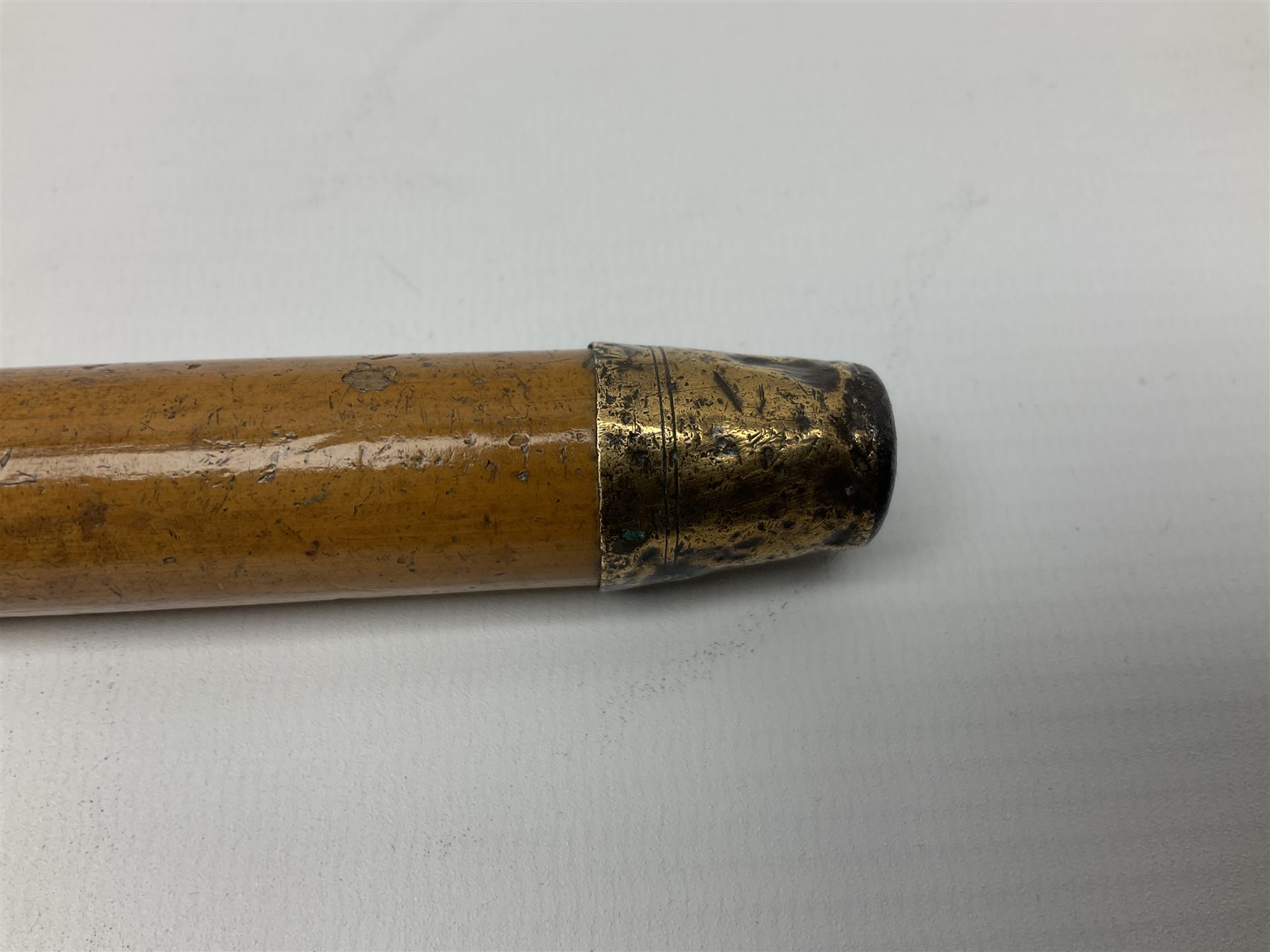 20th century walking cane, the carved wooden handle modelled as the head of a boxer dog with inset glass eyes and articulated and sprung jaw, upon a tapering Malacca shaft, L86.5cm