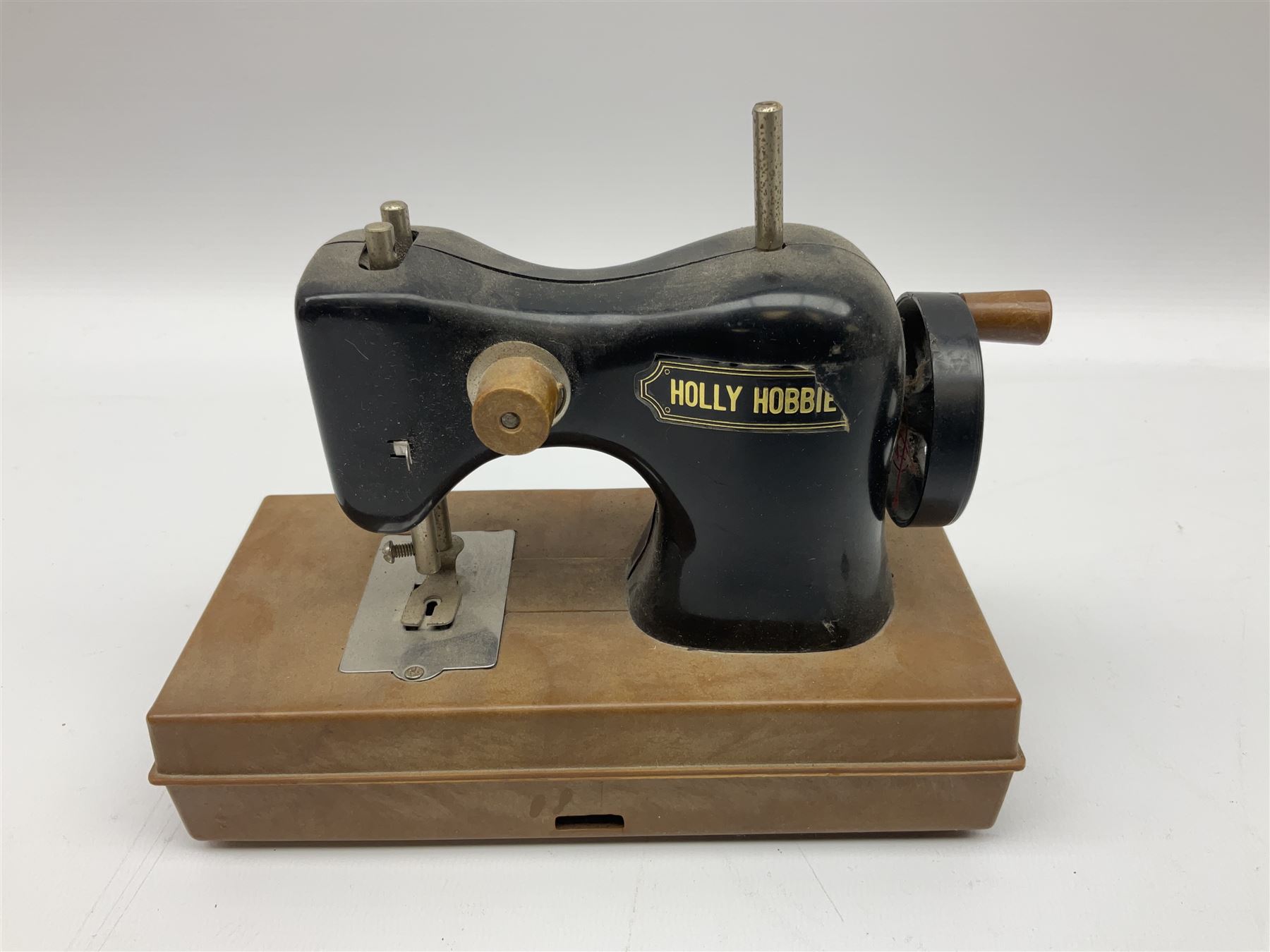 Singer mini sewing machine, together with Holly hobbie mini sewing machine and other sewing machine models, Singer H15cm