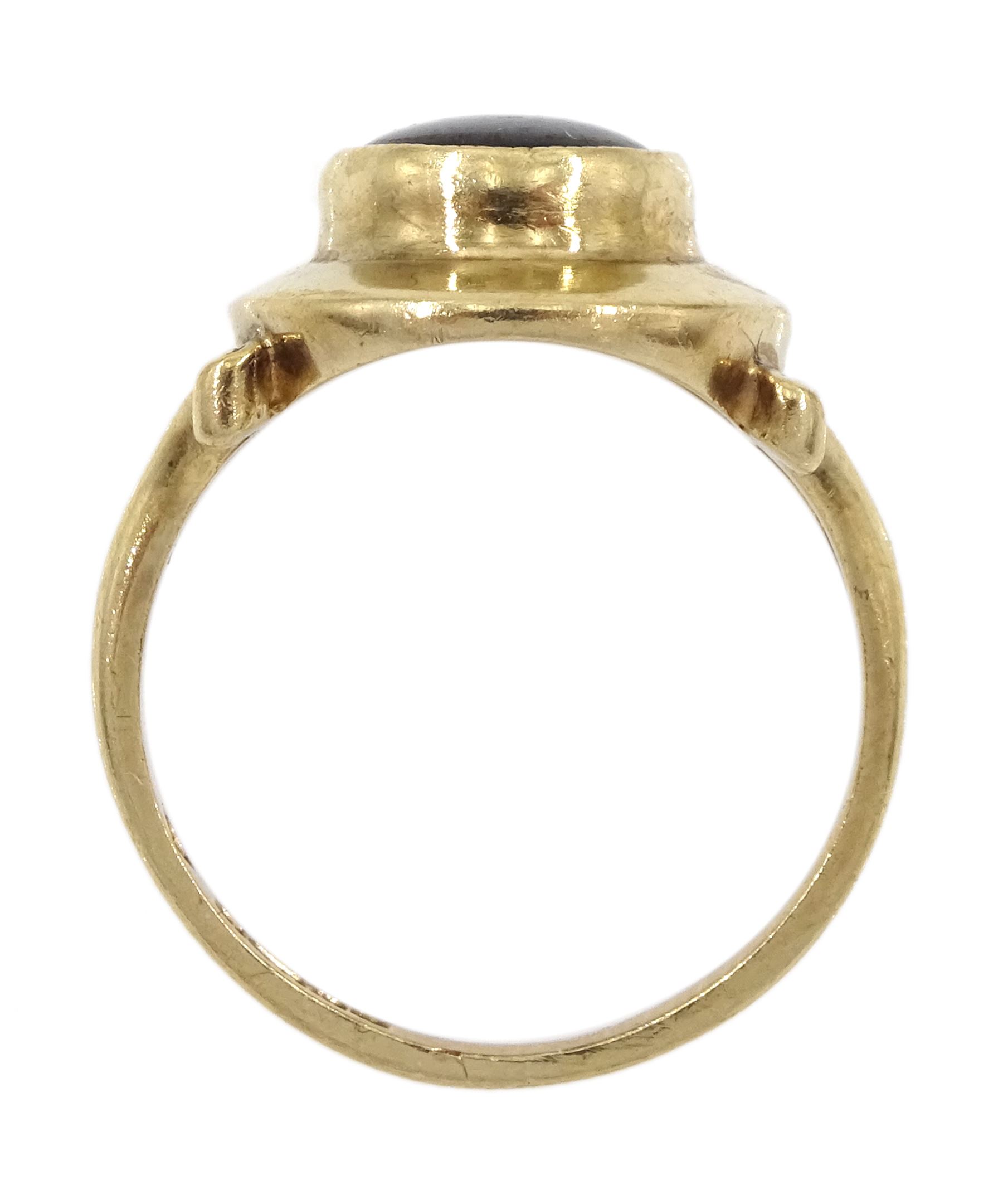 9ct gold single stone cabochon garnet ring, Birmingham 1979