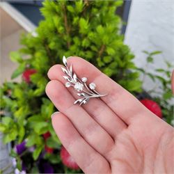 18ct white gold diamond flower brooch, set with a principal old cut diamond of approx 1.00 carat, surrounded by three further old cut diamonds, total diamond weight approx 1.75 carat