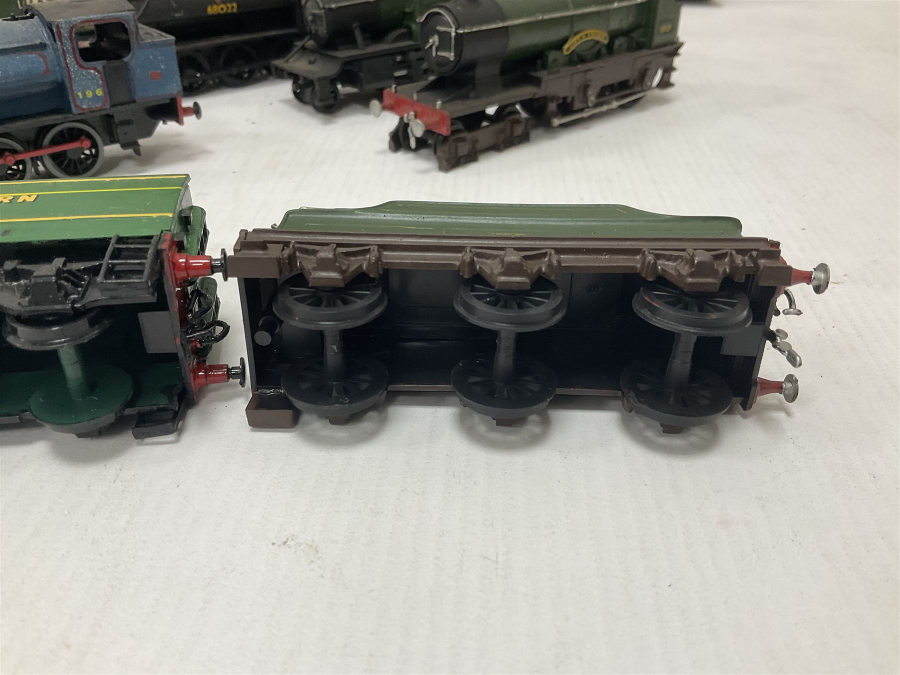 ‘00’ gauge - Airfix locomotive model kits comprising series 4 City of Truro kit and empty series 4 box, series 4 Mogul, two series 4 Harrow kits, all boxed; together with Rosebud Kitmaster Stirling kit and quantity of loose plastic locomotives and tenders from Airfix, Kitmaster, Ratio etc 