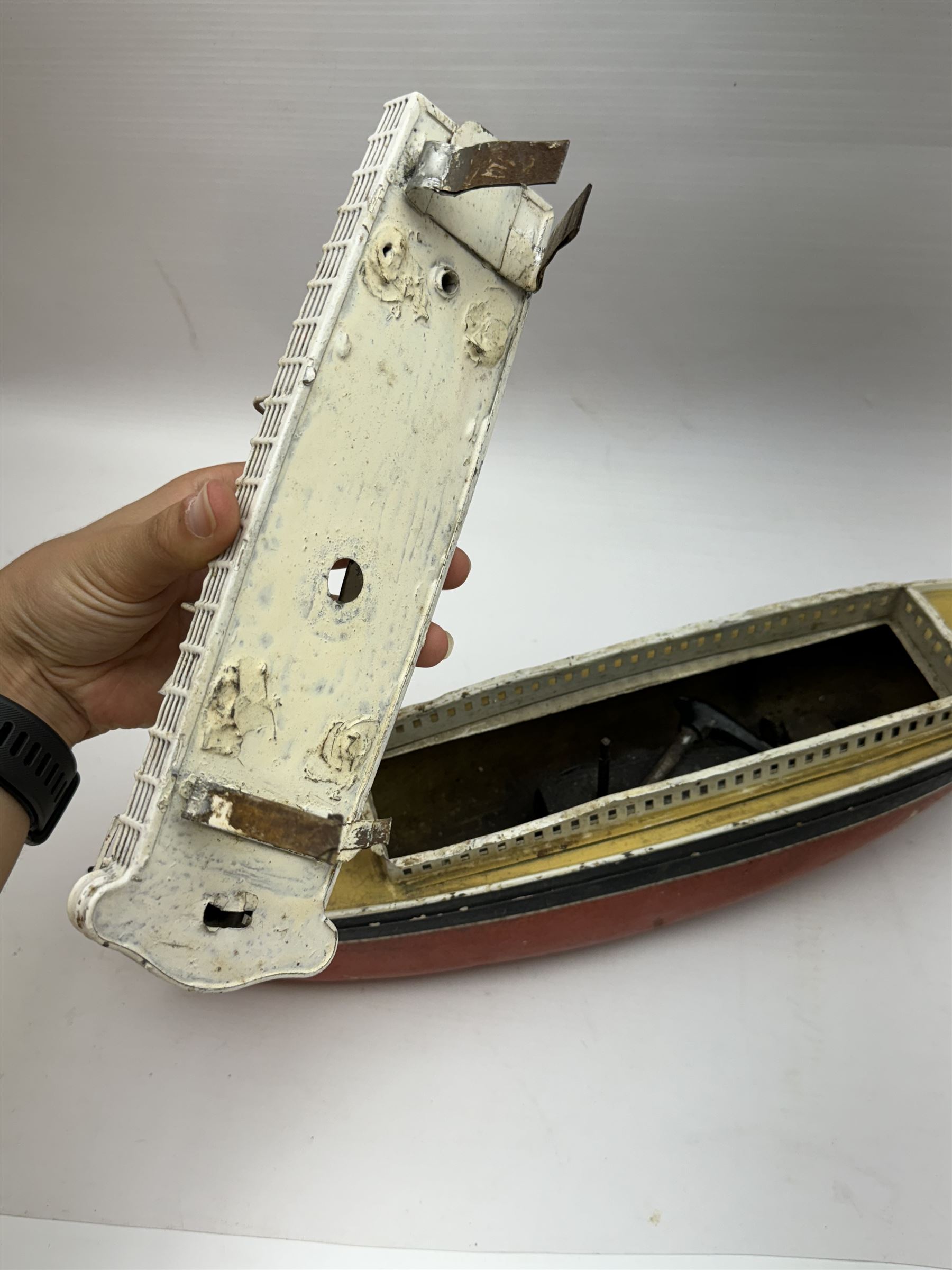 Early 20th century Gebruder Bing tinplate clockwork liner 'Leviathan', model no. B-49, H14.5cm, W37cm