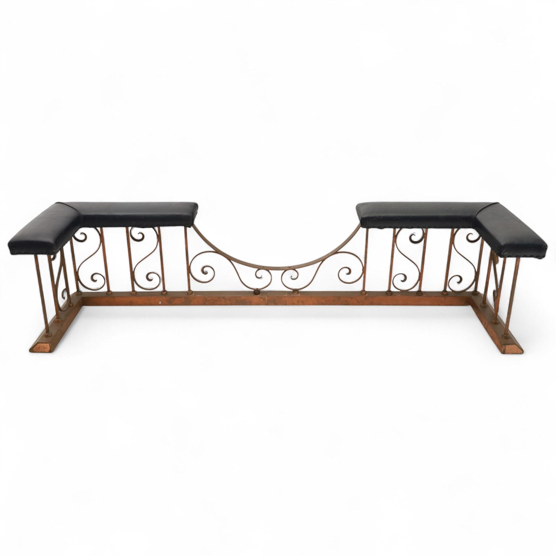 Early 20th-century Arts & Crafts copper club fender, of long serpentine form, scrolling uprights and a shaped centre support, the top rail fitted with four upholstered padded seat sections, raised on a stepped plinth base, inner dimensions 192x43cm 