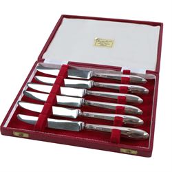 Set of six silver handled tea knives and silver dog nosed teaspoon, all hallmarked, boxed