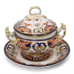 Early 19th century Derby Kings pattern table wares comprising tureen and stand, plate and three cups and saucers, together with a Derby quatrefoil form imari pattern dish and small tureen 