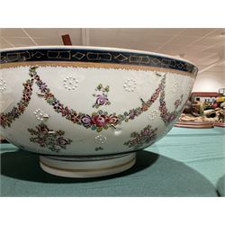 19th century Samson style punch bowl, decorated in the manner of a Chinese export example, with floral sprays and gilt highlighted cobalt blue double border to rim, with armorial crest to exterior, red mark beneath, D35cm