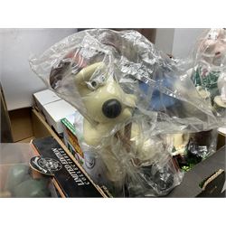 Large collection of Wallace & Gromit collectables, including four Born to Play  figures, clocks, composite figures, etc, in four boxes   
