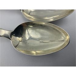 Pair of George III York silver Fiddle pattern dessert spoons, each engraved with a rampant lion crest, hallmarked James Barber & William North, York 1789