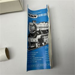 Wrenn '00' gauge - Class A4 4-6-2 locomotive 'Gannet' No.4900 in NE Wartime black; boxed with instructions.