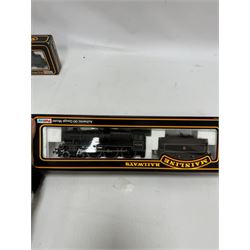 Seven Mainline Railways '00' gauge Jubilee Class 4-6-0 locomotives, comprising five 37062 in BR green livery, reworked as United Province no. 45578, Newfoundland no. 45573, Bellerophon no.45694, Nelson no. 45664 and no. 45691, 37047 Mars locomotive no. 45698 with Fowler tender in BR green livery and 936153 Western Australia locomotive no. 45568 in BR black livery, all boxed