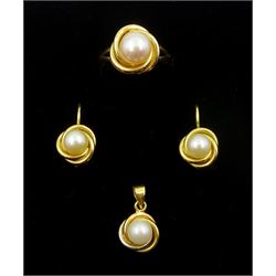 18ct gold single stone cultured pink/white pearl ring, matching pendant and pair of earrings, all stamped 750 