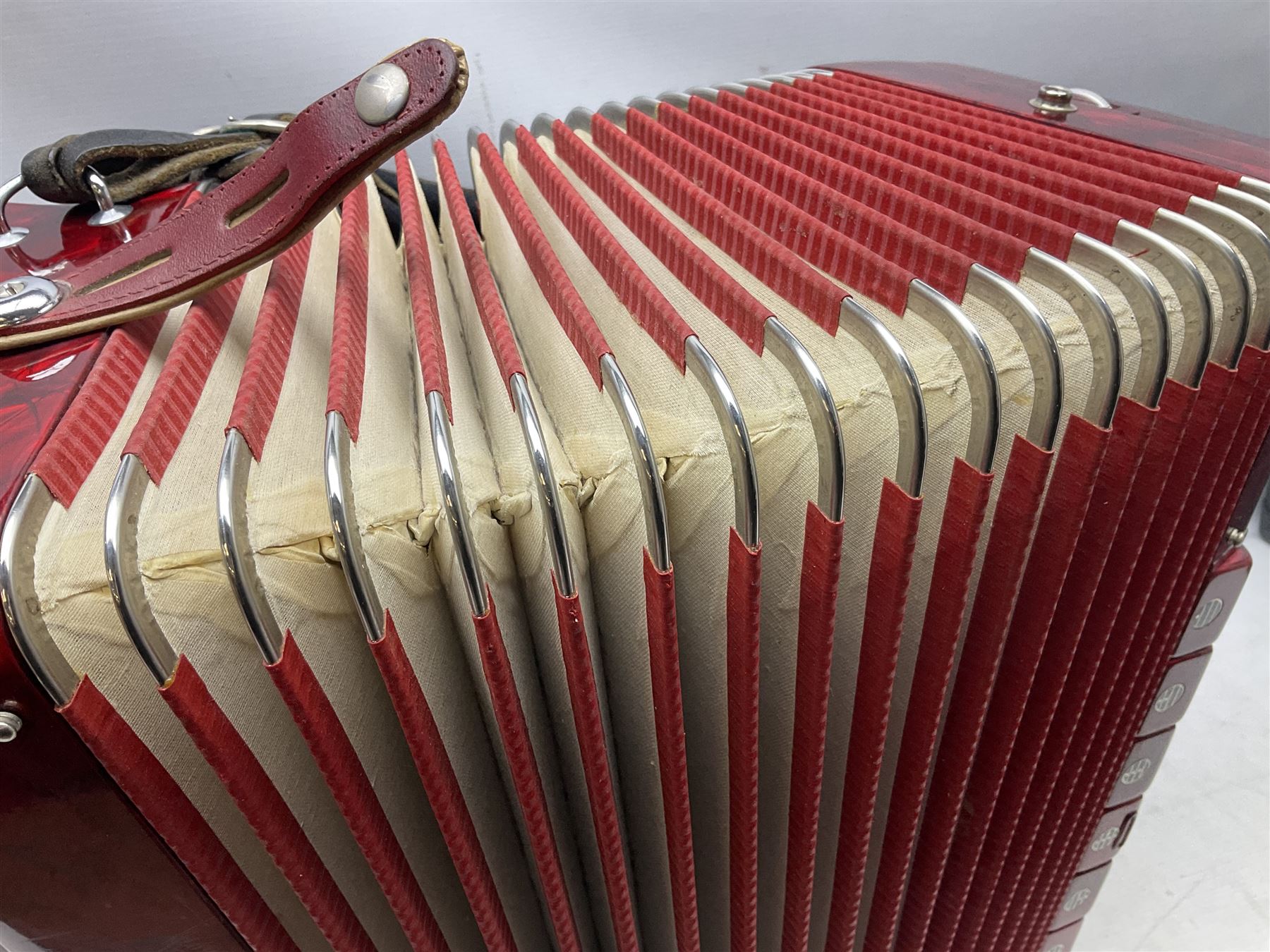 Clinkscale Crucianelli piano accordion in red pearline case with one-hundred and twenty buttons and forty-one keys L52cm; in carrying case
