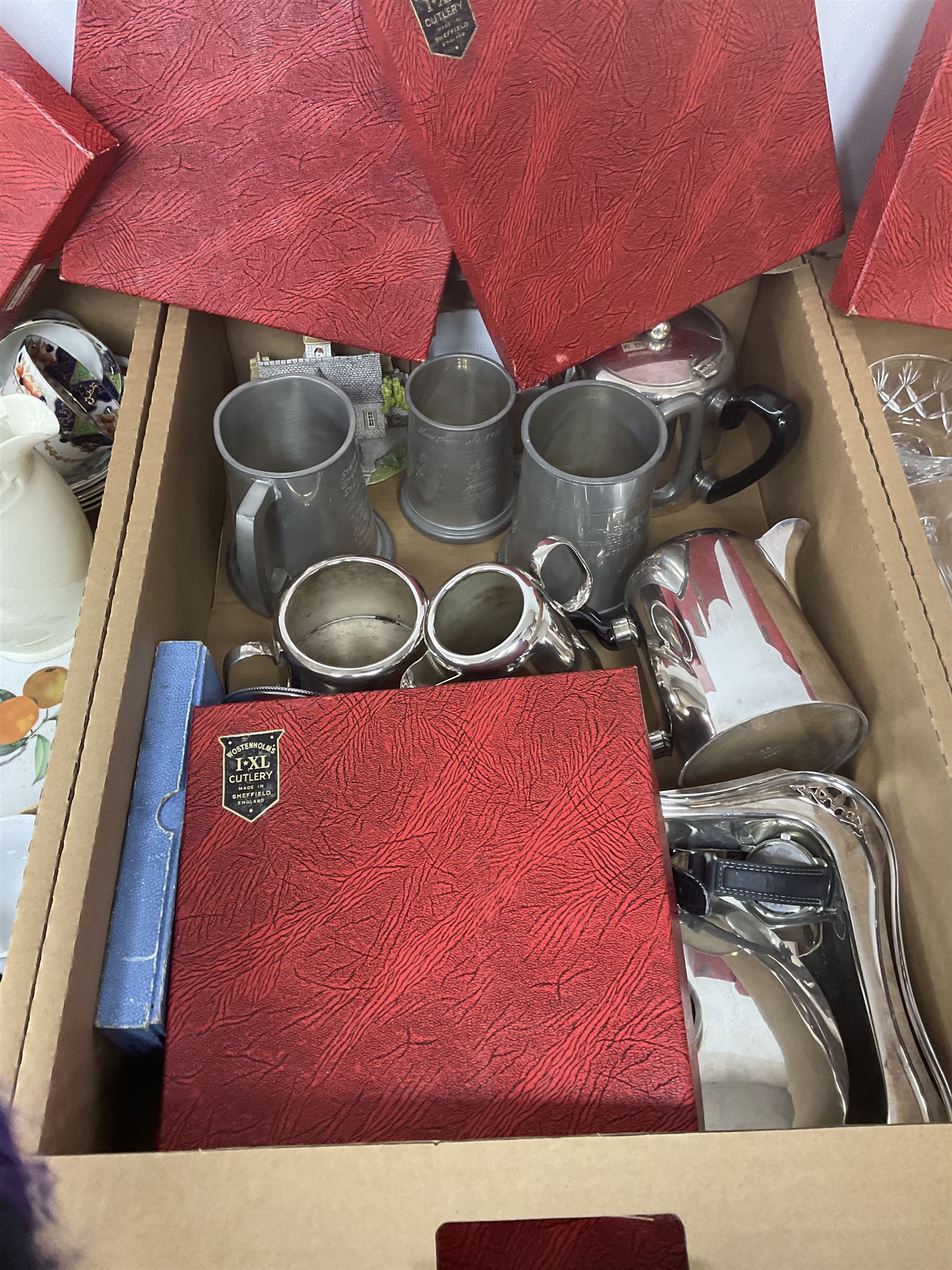 Minton Haddon Hall planter, together with Royal Worcester Evesham pattern dishes, glassware and other collectables, in three boxes 