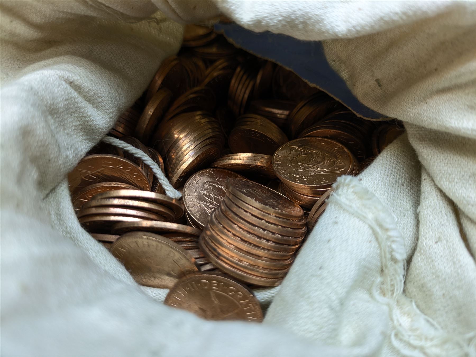 Mostly Great British coinage, including King George V 1915 silver halfcrown coin, various pre 1947 silver threepence pieces, pre-decimal coinage with a very large quantity of mostly 1967 Queen Elizabeth II pennies and half penny coins, commemorative crowns  and various tokens etc